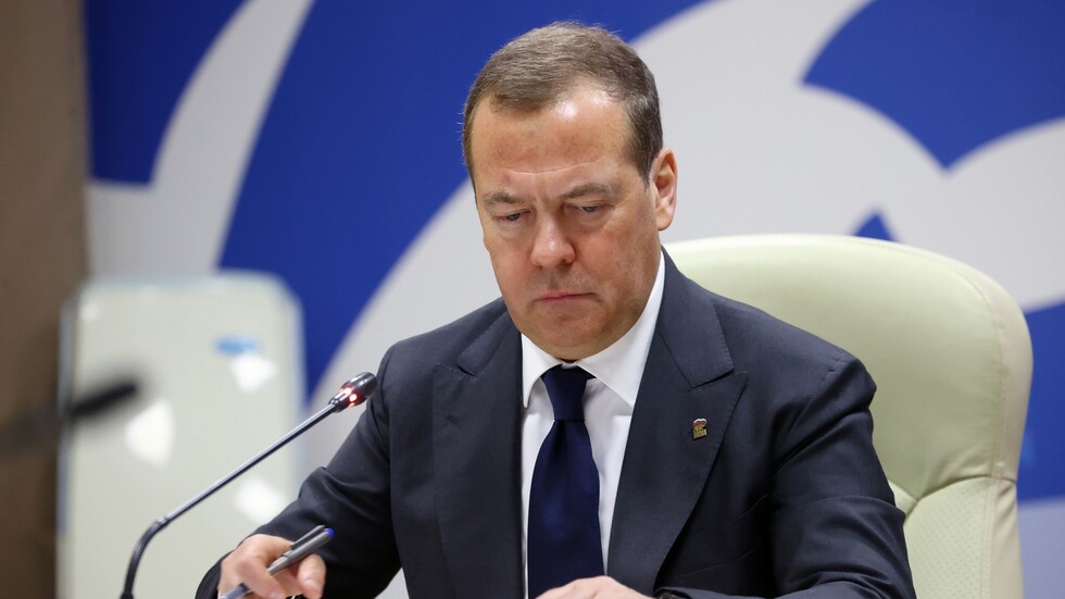 مدفيديف يصف الهجوم الأوكراني على بيلغورود بأنه جريمة دموية