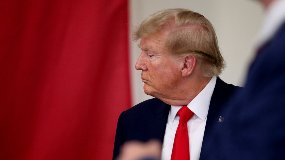 "هزيمة ترامب بالانتخابات وإفلاس "إكس".. "فاينانشال تايمز" تصدر سلسلة توقعات لعام 2024