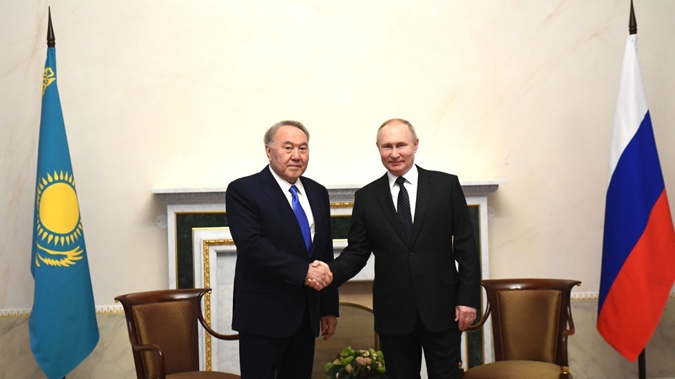 الرئيس الروسي فلاديمير بوتين والرئيس الكازاخستاني السابق نور سلطان نزارباييف (صورة أرشيفية)