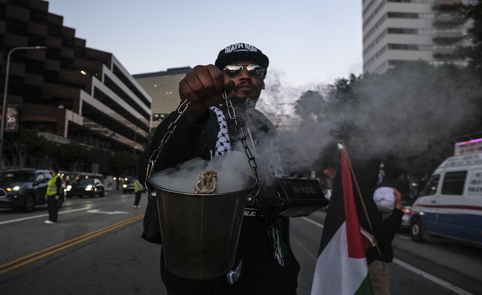 متظاهرة ترتدي علم فلسطين تضرم النيران بجسدها أمام قنصلية إسرائيل في أتلانتا (صور)