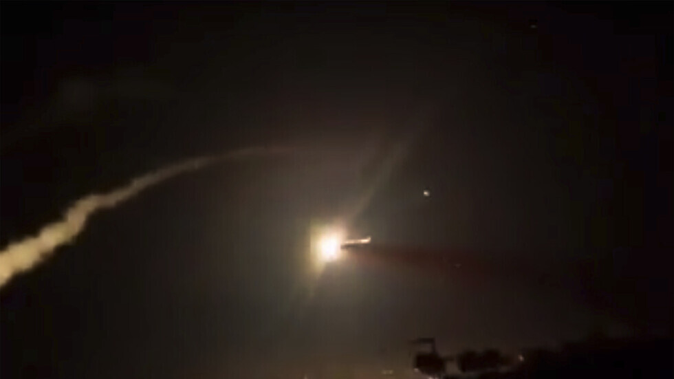 مصدر عسكري سوري: الدفاعات الجوية تسقط صواريخ إسرائيلية (صور+فيديو)
