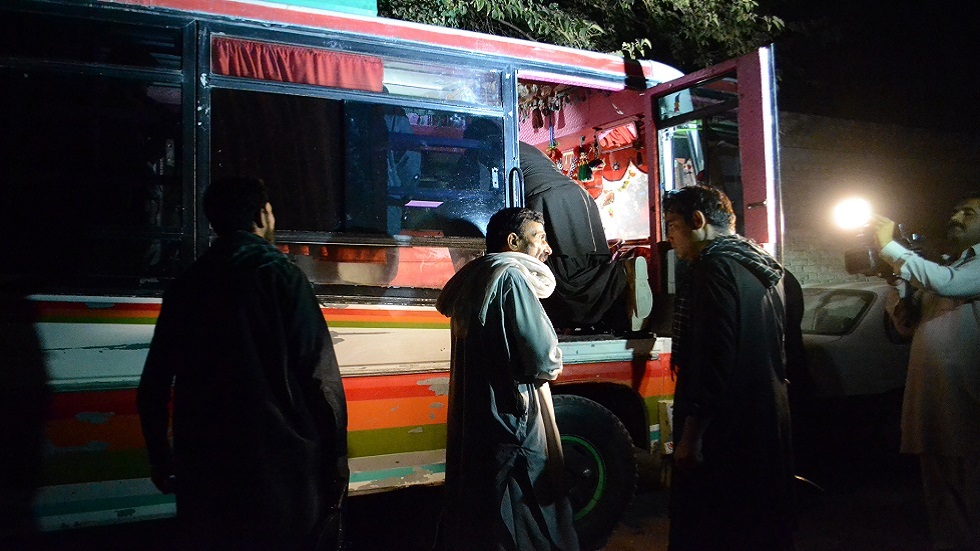 مقتل 9 أشخاص بهجوم مسلح على حافلة في باكستان
