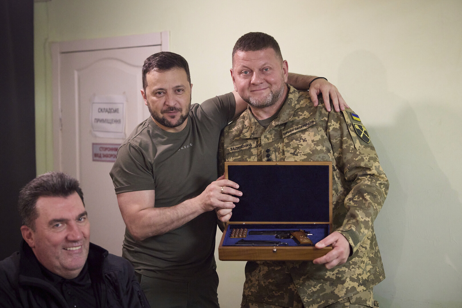 الرئاسة الأوكرانية تعلق على أنباء بوجود خلاف بين زيلينسكي وقائد القوات الأوكرانية