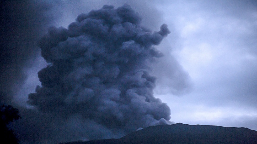 11 قتيلا على الأقل جراء ثوران بركان في إندونيسيا (فيديو)