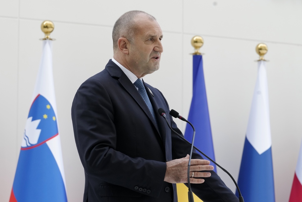 رئيس بلغاريا يعترض على توفير 100 ناقلة جند مدرعة لأوكرانيا
