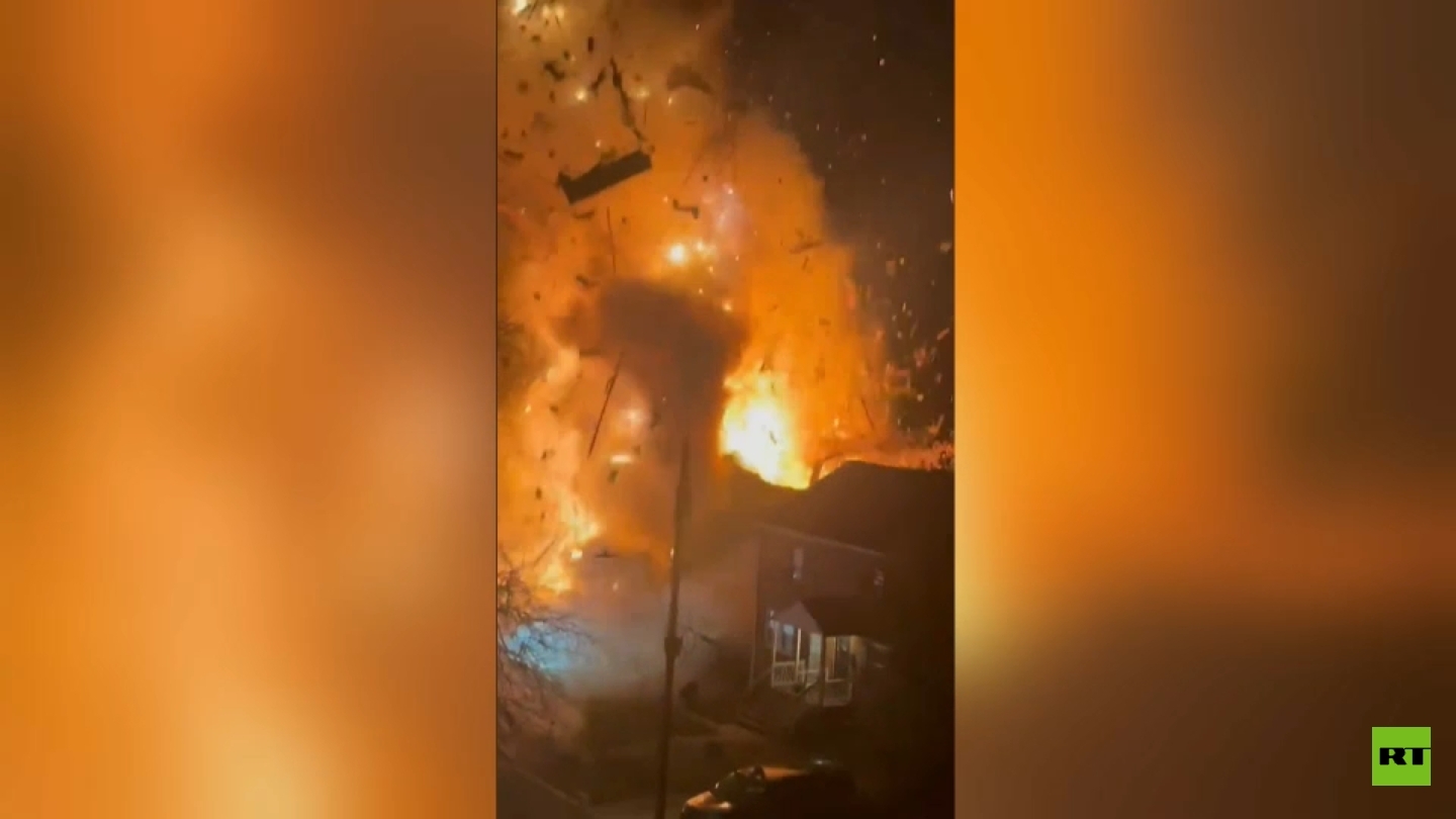 لحظة انفجار هائل في منزل بولاية فيرجينيا الأمريكية بعد وصول الشرطة إليه