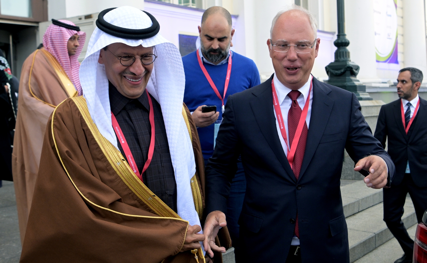 صورة من الأرشيف - رئيس الصندوق الروسي للاستثمارات المباشرة كيريل دميترييف ووزير الطاقة السعودي الأمير عبد العزيز بن سلمان