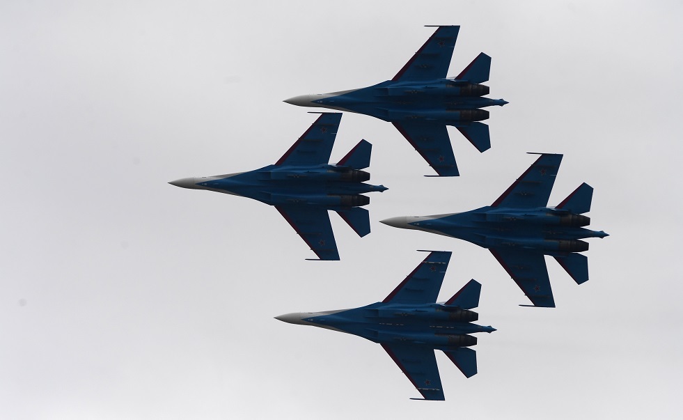 4 مقاتلات Su-35S بأسلحتها رافقت طائرة بوتين خلال رحلته إلى الإمارات ومنها إلى السعودية (فيديو)