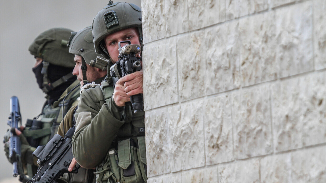 الجيش الاسرائيلي يقتحم وسط رام الله ويغلق مطبعة فلسطينية (فيديو)