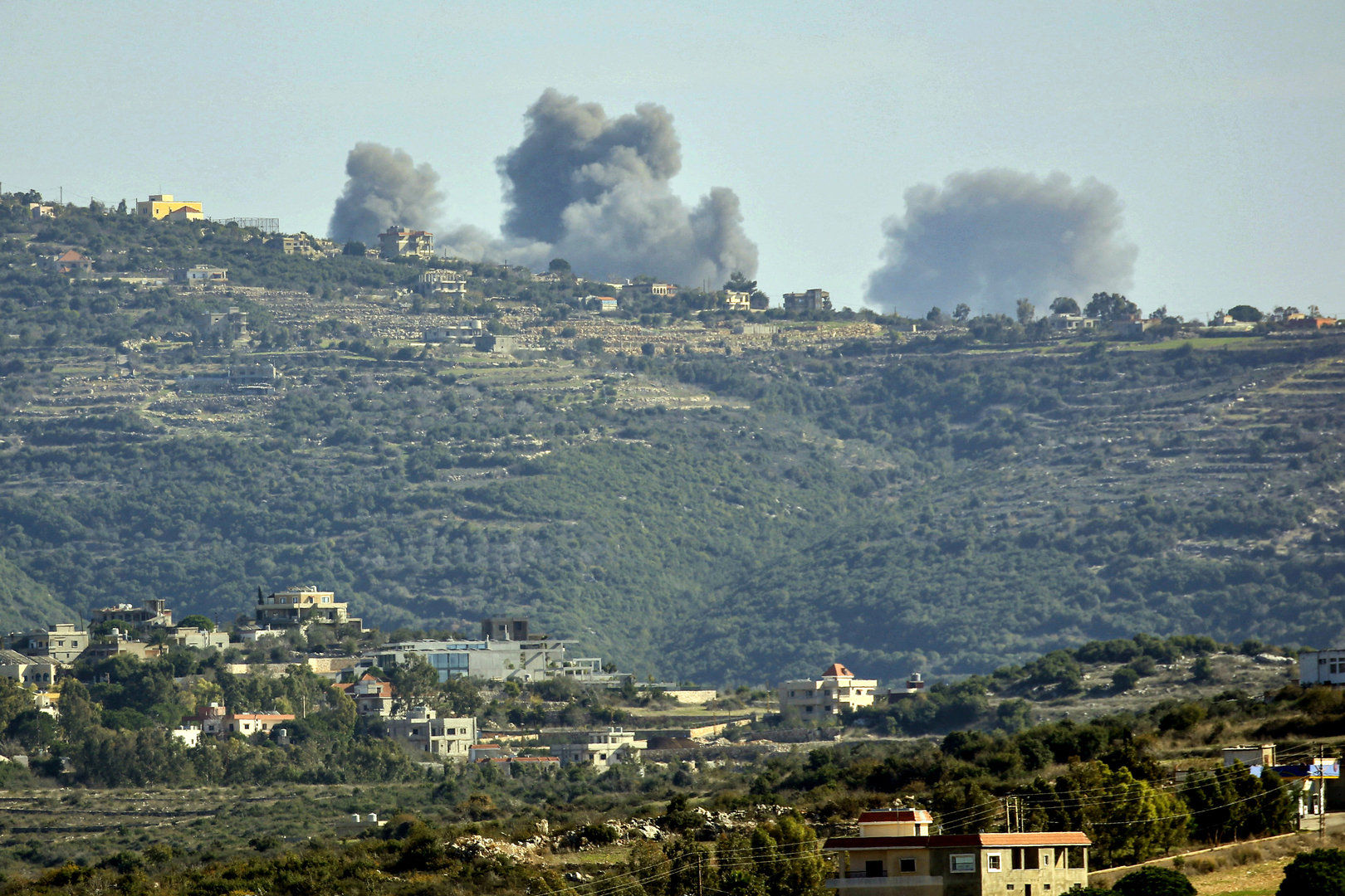 مراسلنا: الطيران الحربي الإسرائيلي يستهدف منزلا جنوبي لبنان وسط أنباء عن وقوع إصابات