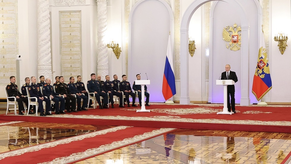 بوتين أثناء مراسم تكريم أبطال روسيا: واجبنا معرفة الأبطال وتكريمهم