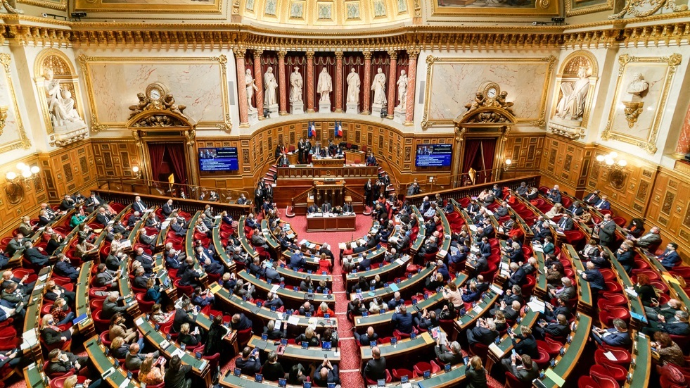 جدال ونقاش حاد داخل البرلمان الفرنسي حول الجزائريين واتفاق 1968