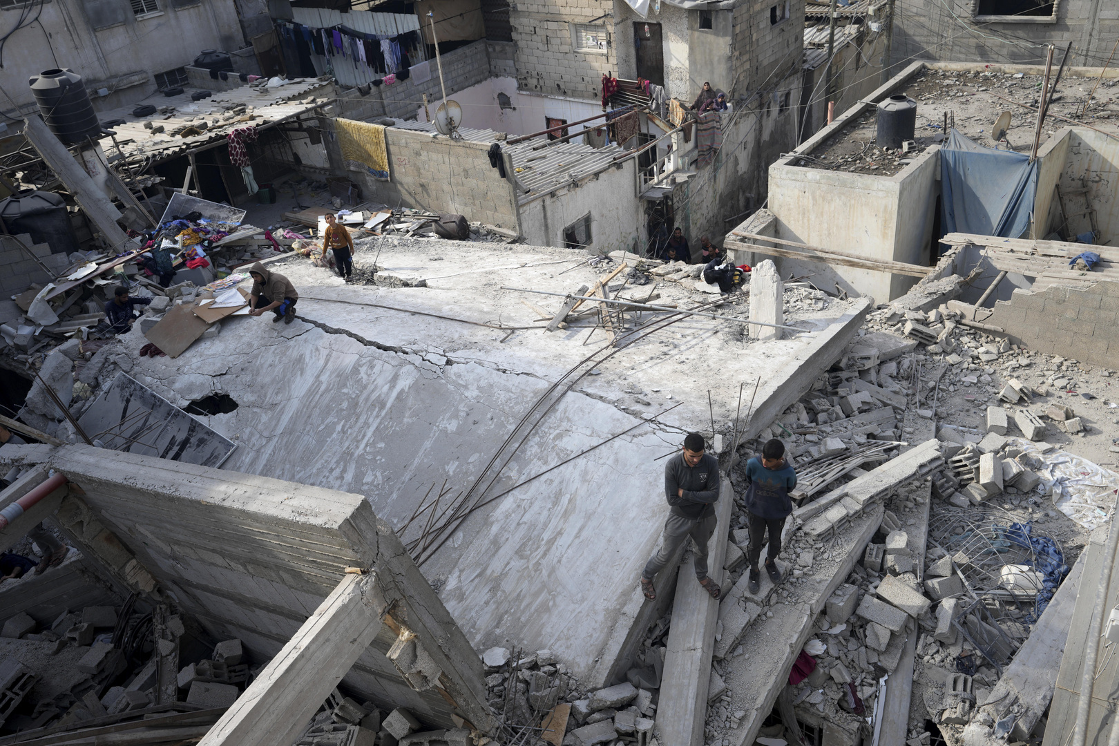قتلى وجرحى بقصف إسرائيلي استهدف عددا من المنازل وسط غزة ورفح