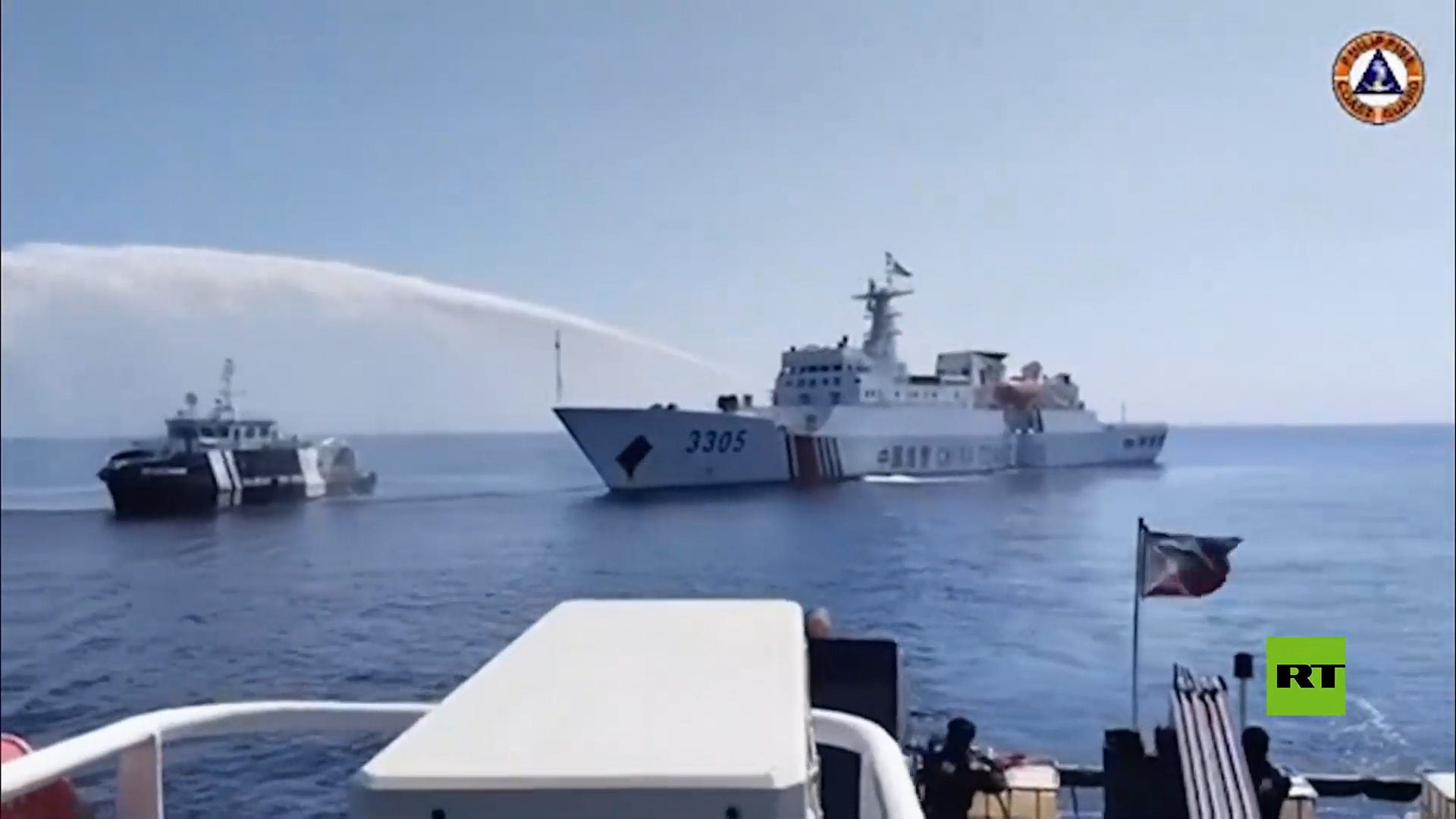شاهد بالفيديو.. خفر السواحل الصيني يمنع سفينة فلبينية من الوصول إلى منطقة متنازع عليها