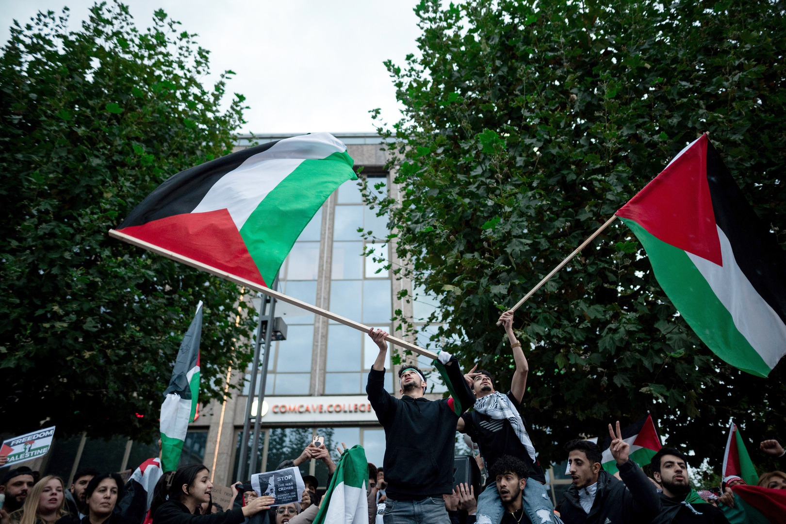نشطاء يقيمون مراسم تأبين لضحايا غزة والضفة الغربية في بروكسل