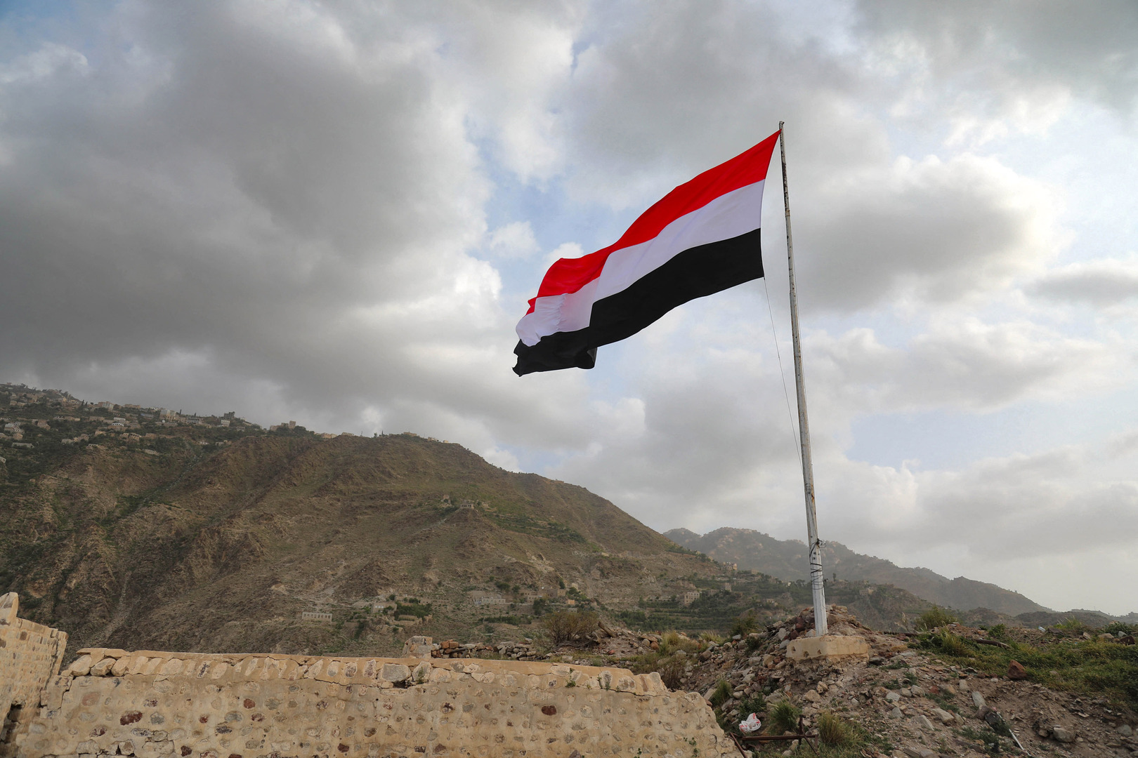 اليمن.. عضو في 
