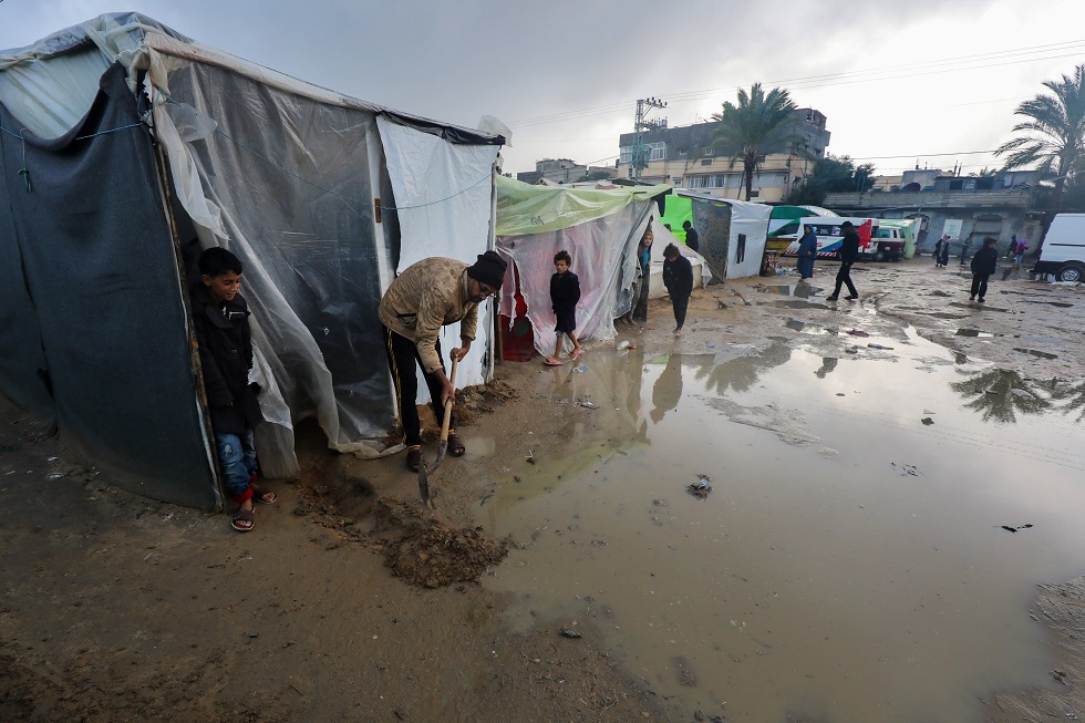 الأمطار الغزيرة تفاقم معاناة النازحين وتزيد مخاوف من تفشي الأمراض في قطاع غزة