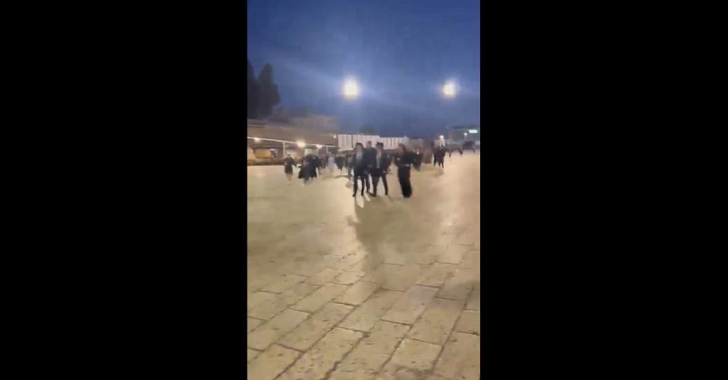 هروب جماعي للمستوطنين من محيط حائط البراق لدى سماع صافرات الإنذار بعد إطلاق صواريخ على القدس (فيديو)