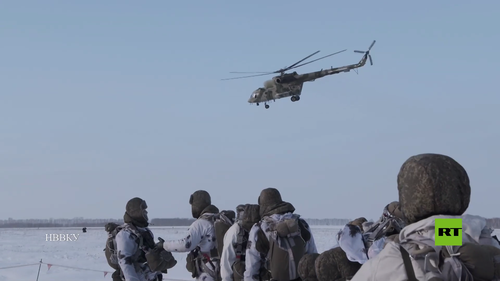 بالفيديو.. أكثر من 100 طالب من مدرسة عسكرية في نوفوسيبيرسك الروسية يشاركون بإنزال مظلي جماعي