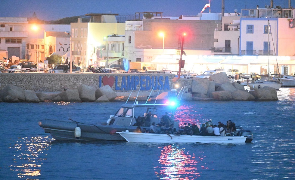 عمليات رسو كبرى لمهاجرين على سواحل جزيرة لامبيدوزا الإيطالية.