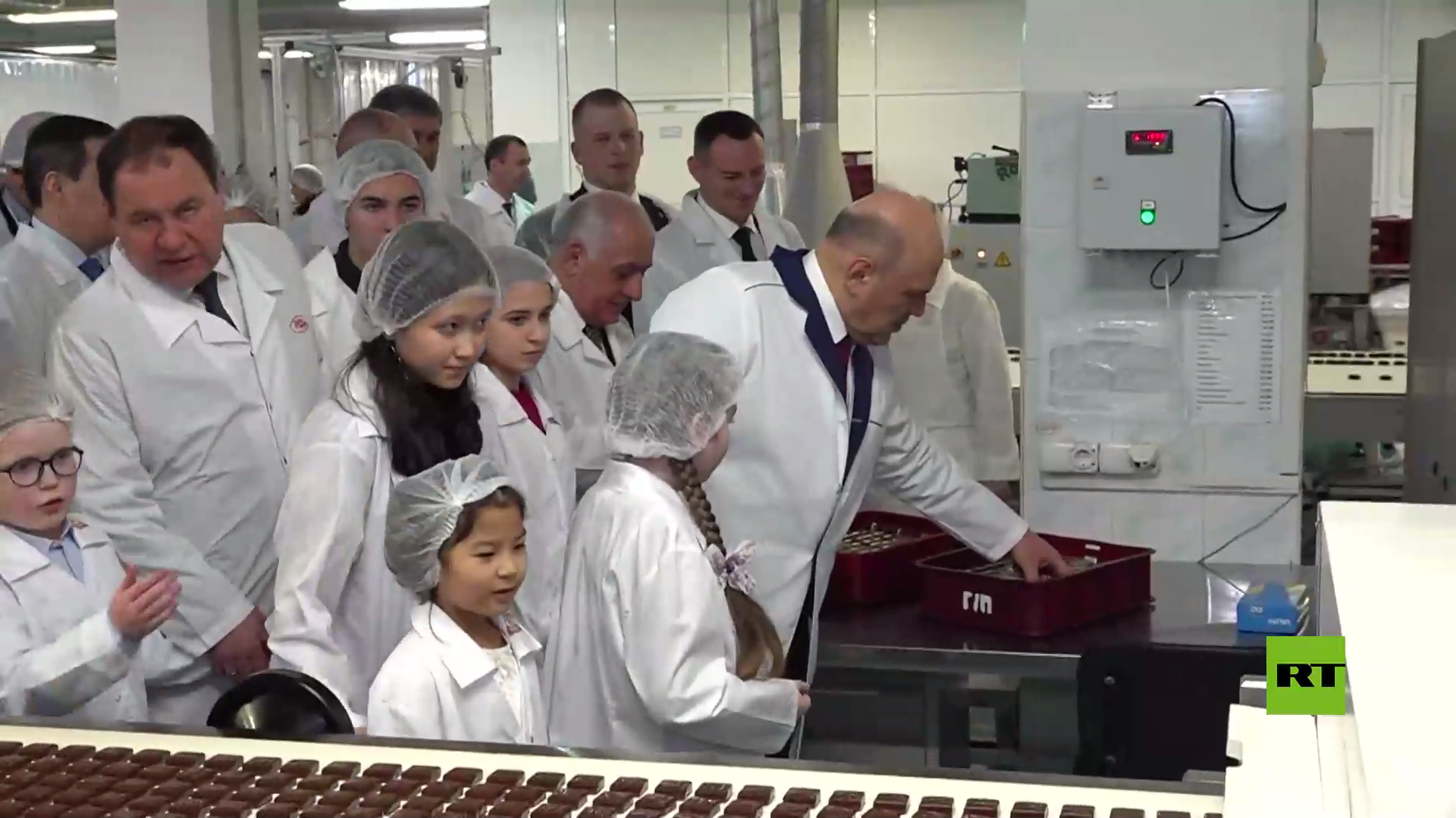 بالفيديو.. ميشوستين يجري جولة في مصنع للشوكولاته ليحقق حلم الفتاة سنيجانا