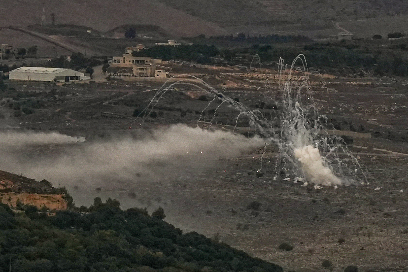 اندلاع النيران داخل منزل جنوب لبنان جراء القصف الإسرائيلي (فيديو)