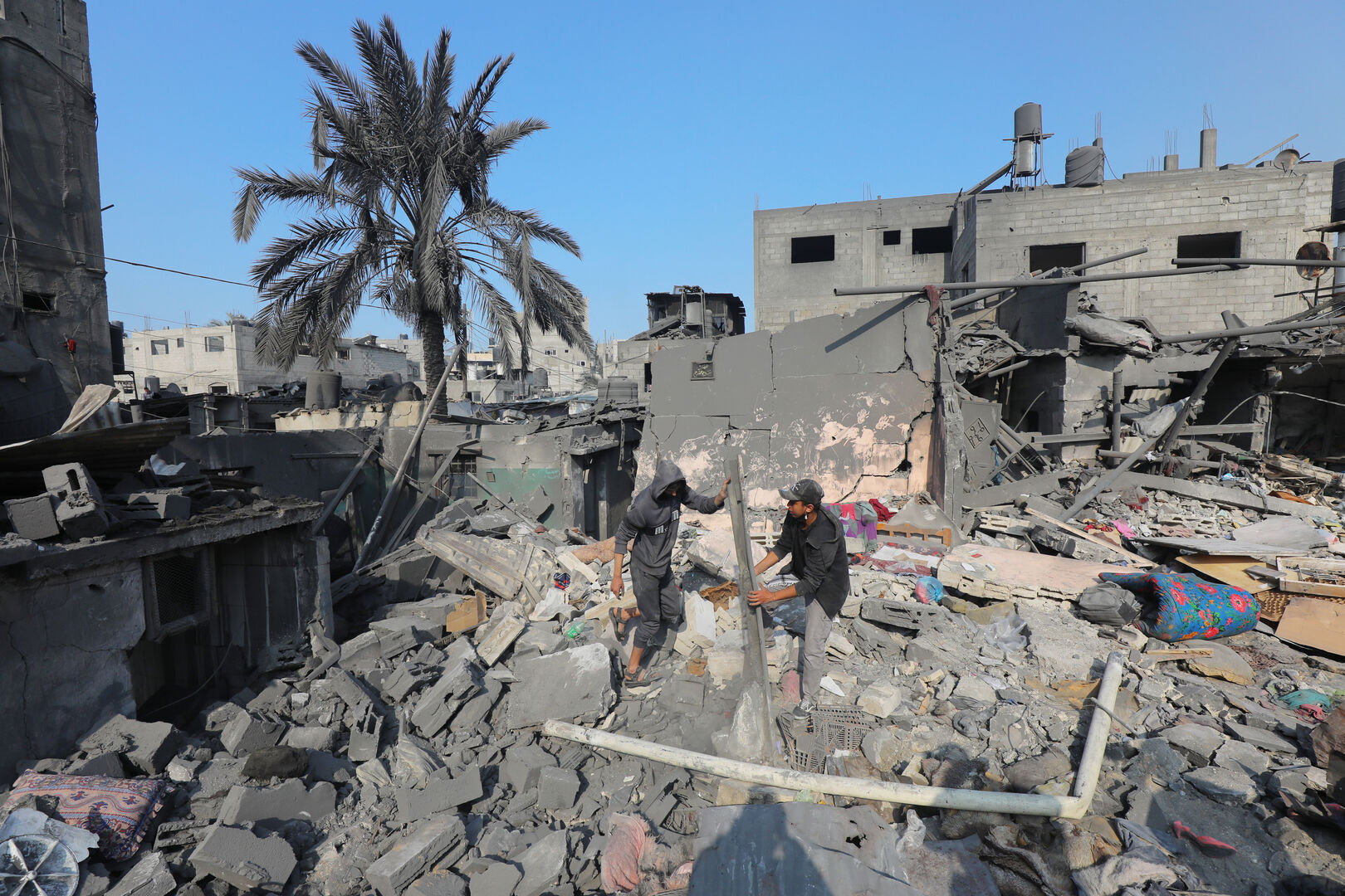 مراسلنا: مقتل 29 شخصا على الأقل بغارات إسرائيلية استهدفت 3 منازل في رفح جنوب قطاع غزة