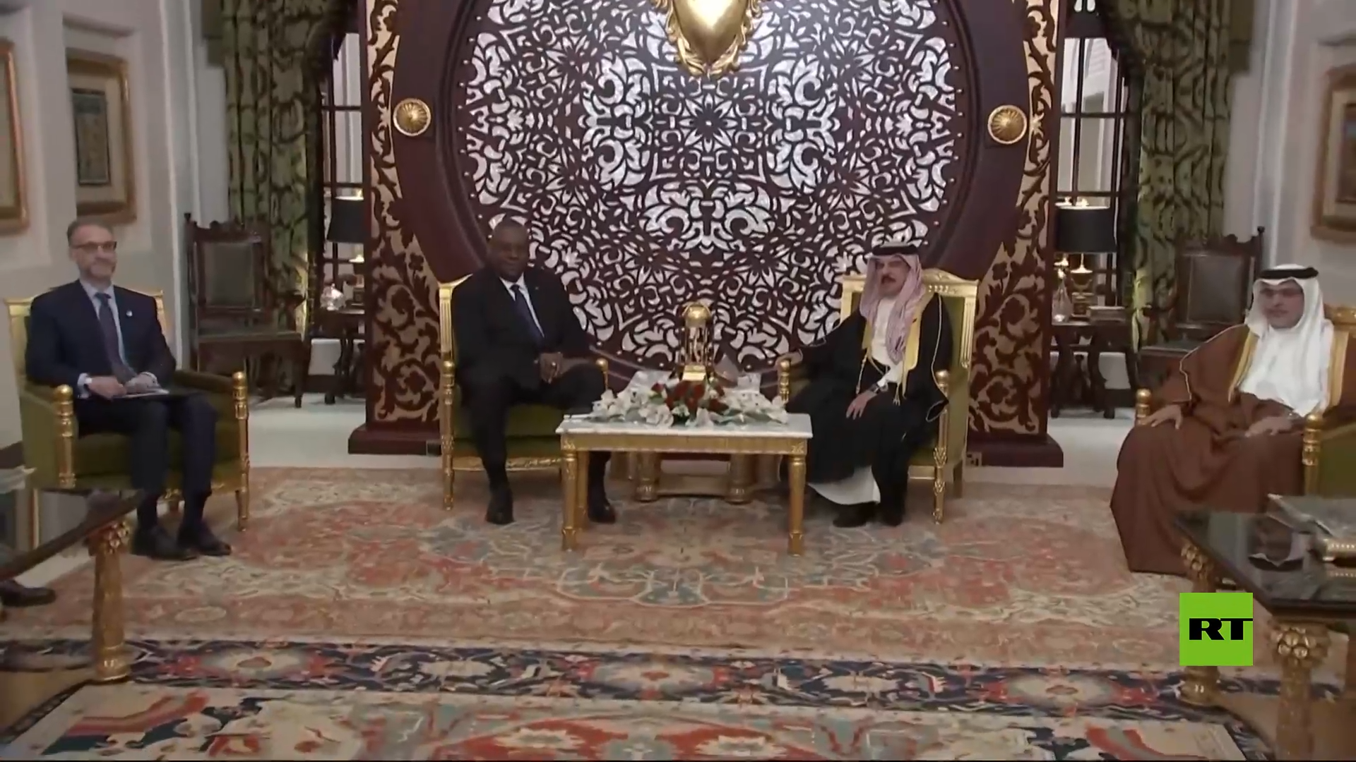 وزير الدفاع الأمريكي يلتقي ملك البحرين حمد بن عيسى آل خليفة