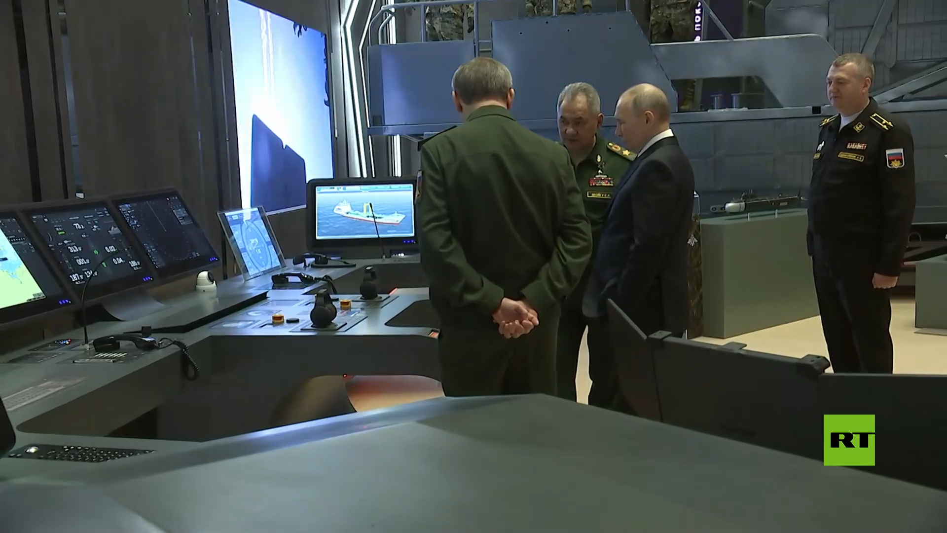 شويغو يطلع بوتين على أحدث نماذج الأسلحة الروسية من بينها صاروخ 