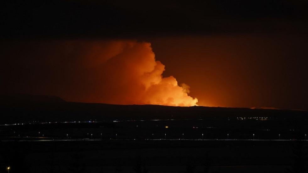 ثوران بركان بالقرب من عاصمة آيسلندا (فيديو)