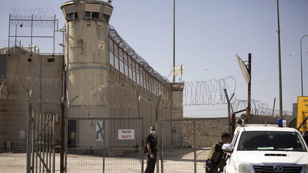 التحقيق مع 19 سجانا إسرائيليا ضربوا أسيرا في زنزانته حتى الموت (صورة)