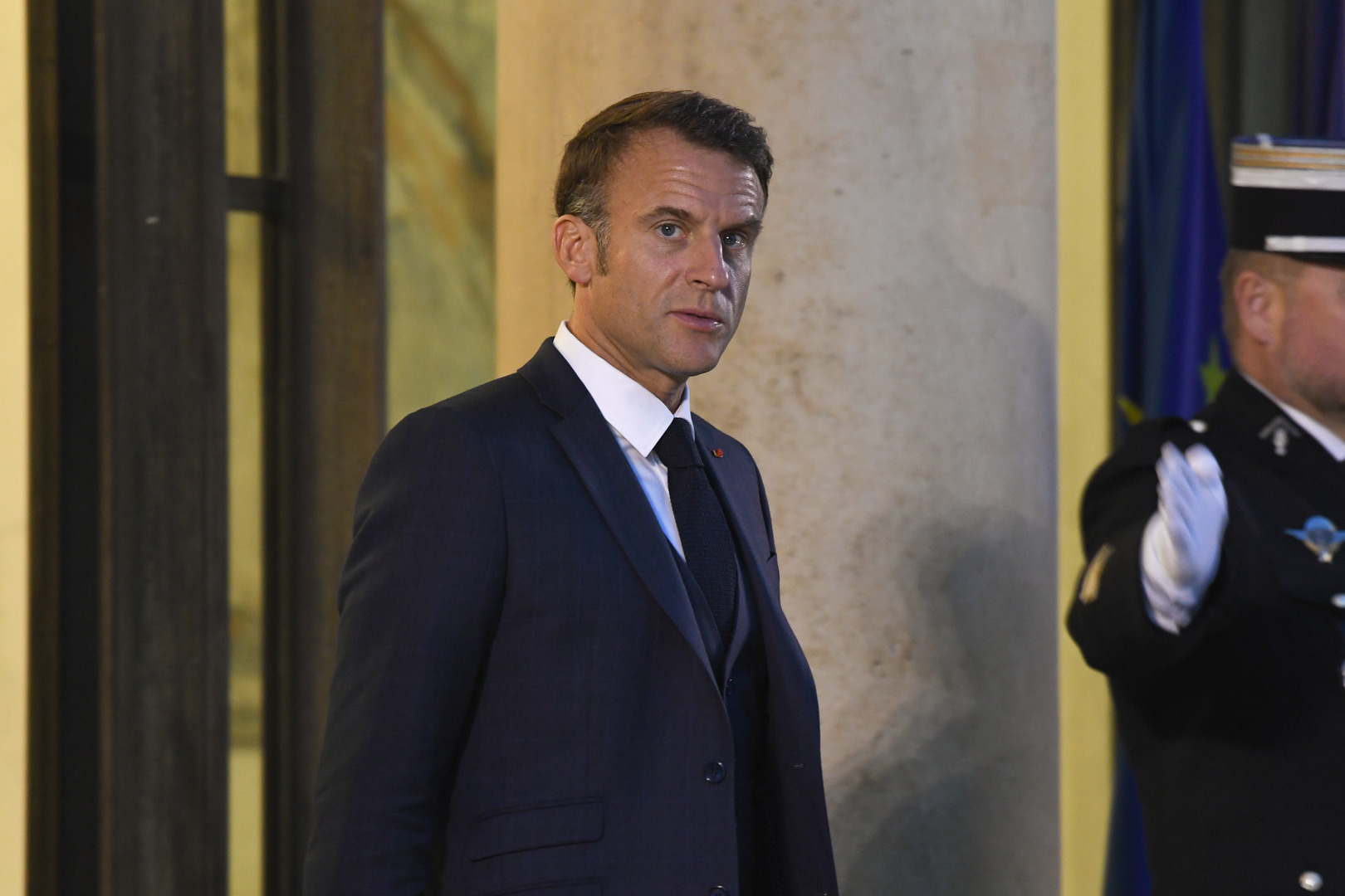 اتهام الرئيس الفرنسي بالانحياز للنجم السينمائي ديبارديو الذي يواجه مزاعم بسوء السلوك الجنسي