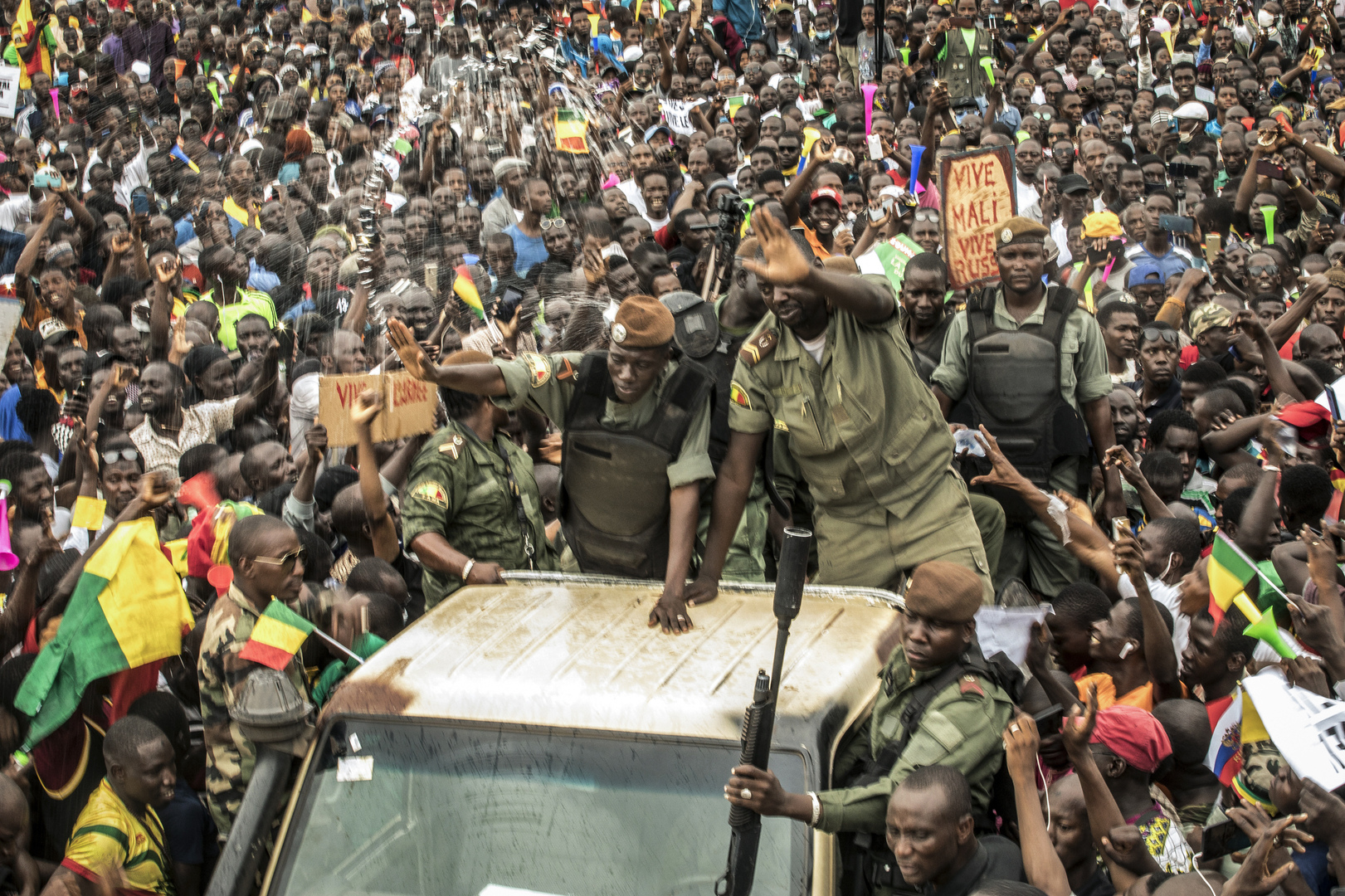 مالي تستدعي سفيرها في الجزائر