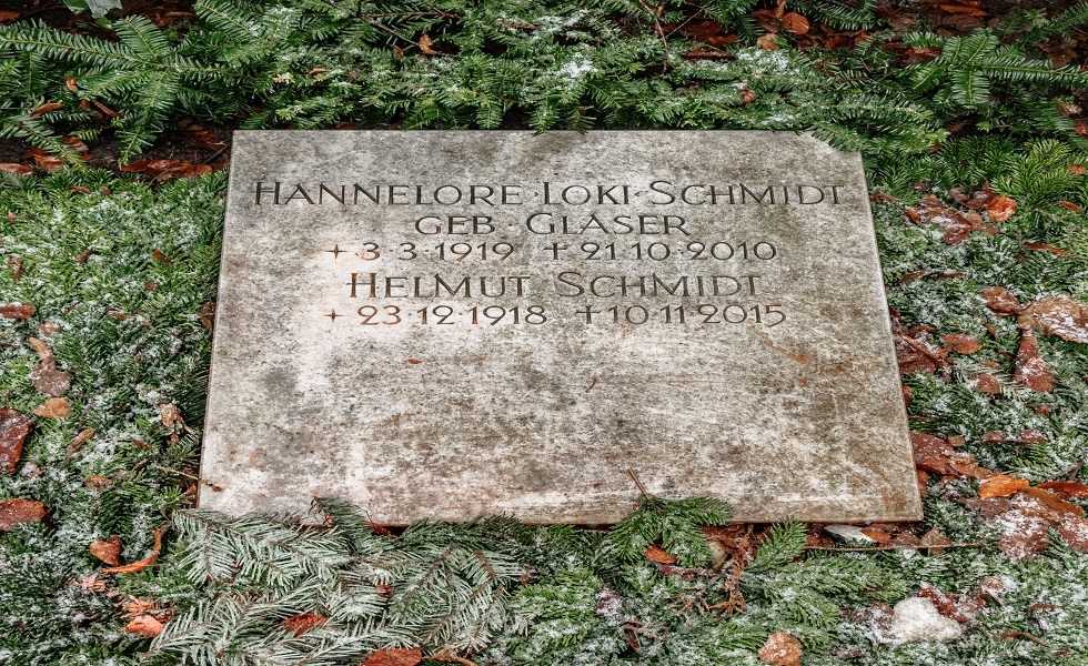 قبر المستشار الألماني السابق هلموت شميت، هامبورغ - ألمانيا.