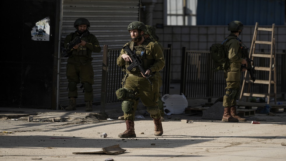 الجيش الإسرائيلي يعتقل 10 فلسطينيين بينهم سيدة في الضفة الغربية