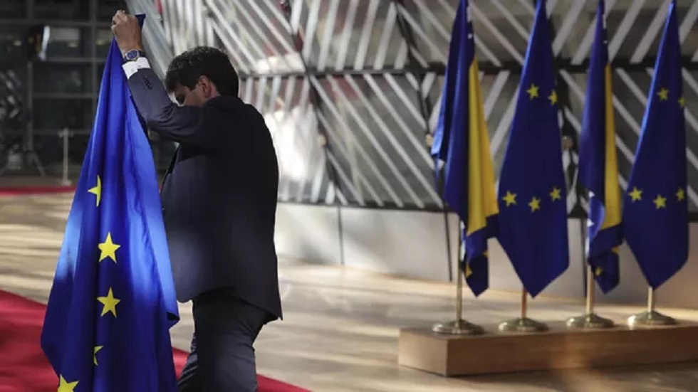 برلماني أوروبي يدعو زعماء الاتحاد الأوروبي إلى الرد على مساعي كييف لإعلان التعبئة العامة