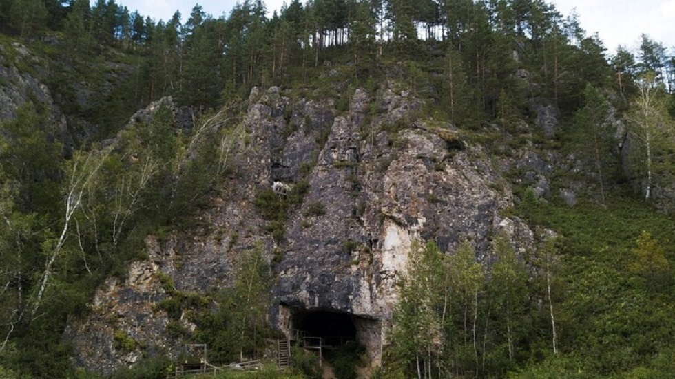 اكتشاف إكليل عمره 40 ألف عام بكهف دينيسوف في ألتاي