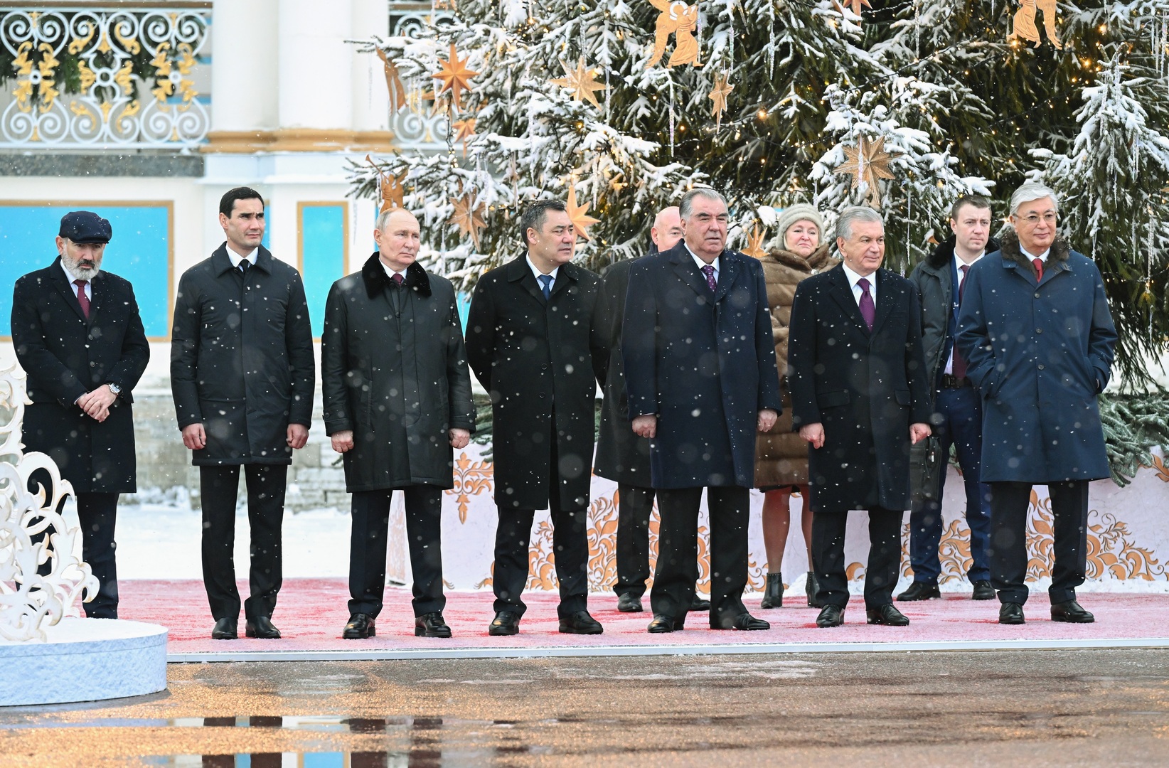 الرئيس الروسي فلاديمير بوتين مع زعماء دول رابطة الدول المستقلة أثناء القمة غير الرسمية للرابطة