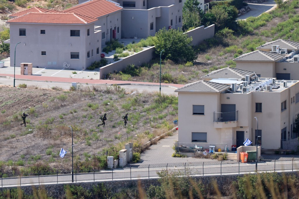 إعلام إسرائيلي: دمار يطال منازل واندلاع حرائق بمستوطنة كريات شمونة إثر قصف بالصواريخ من لبنان(فيديو)