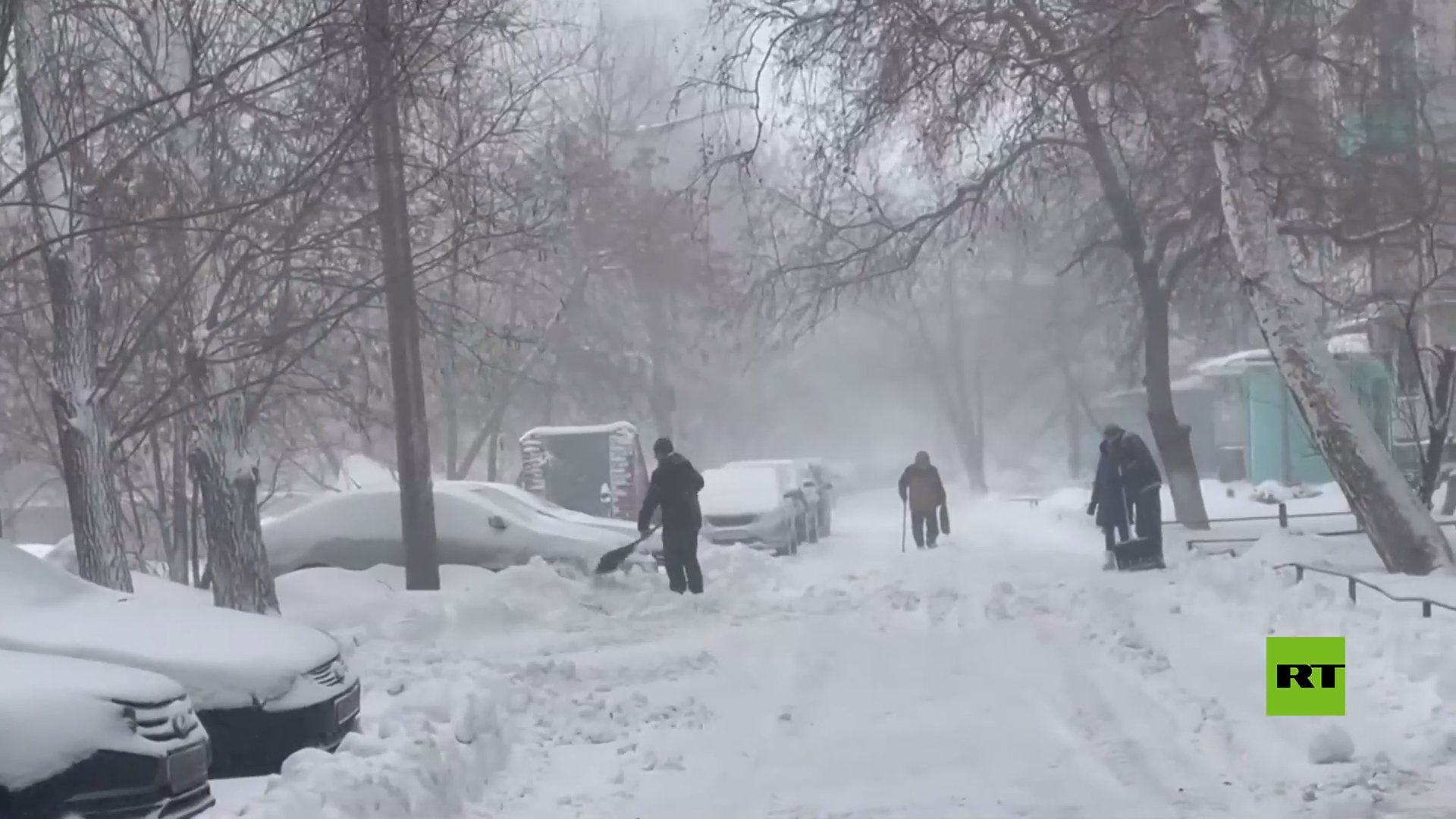 مشاهد من عاصفة ثلجية قوية وآثارها في مقاطعة تشيلابينسك وسط روسيا