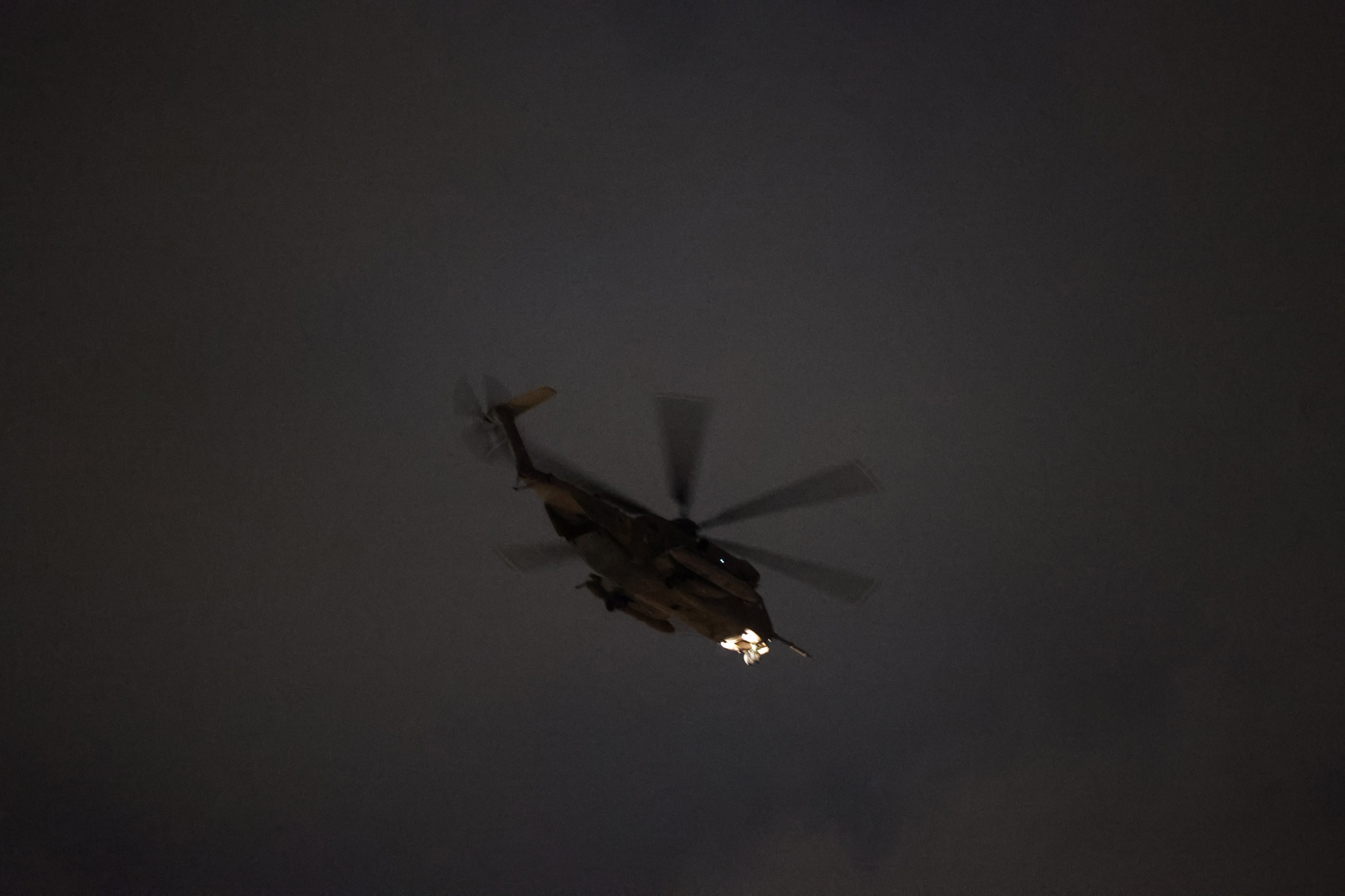 طائرة إنقاذ عسكرية إسرائيلية تهبط في مستشفى شعاري تصيدق بالقدس (فيديو)
