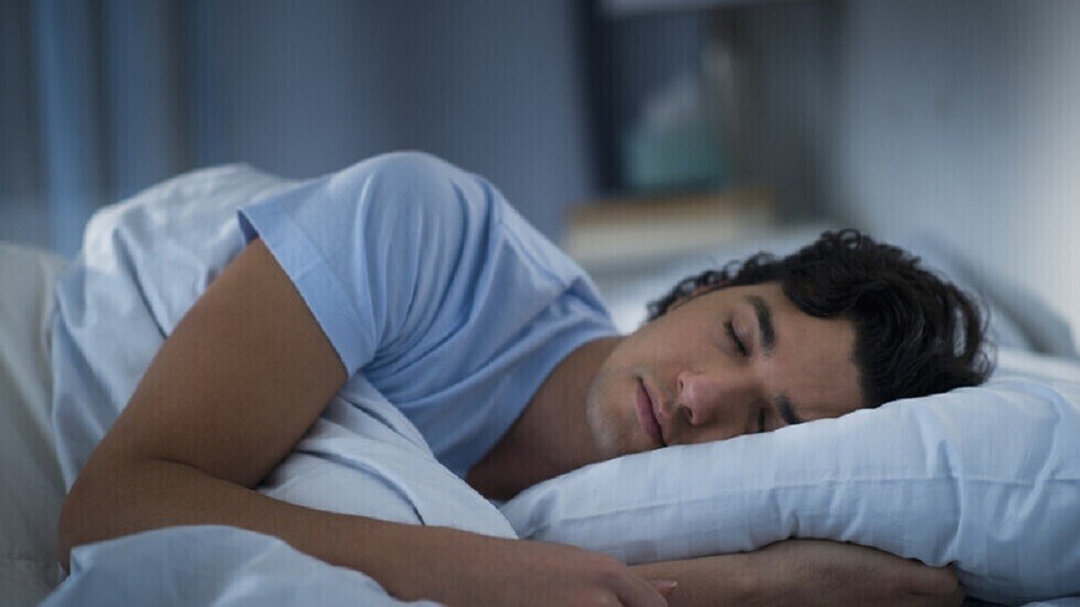 ما هي أفضل وضعية للنوم إذا كنت تعاني من ارتجاع المريء؟