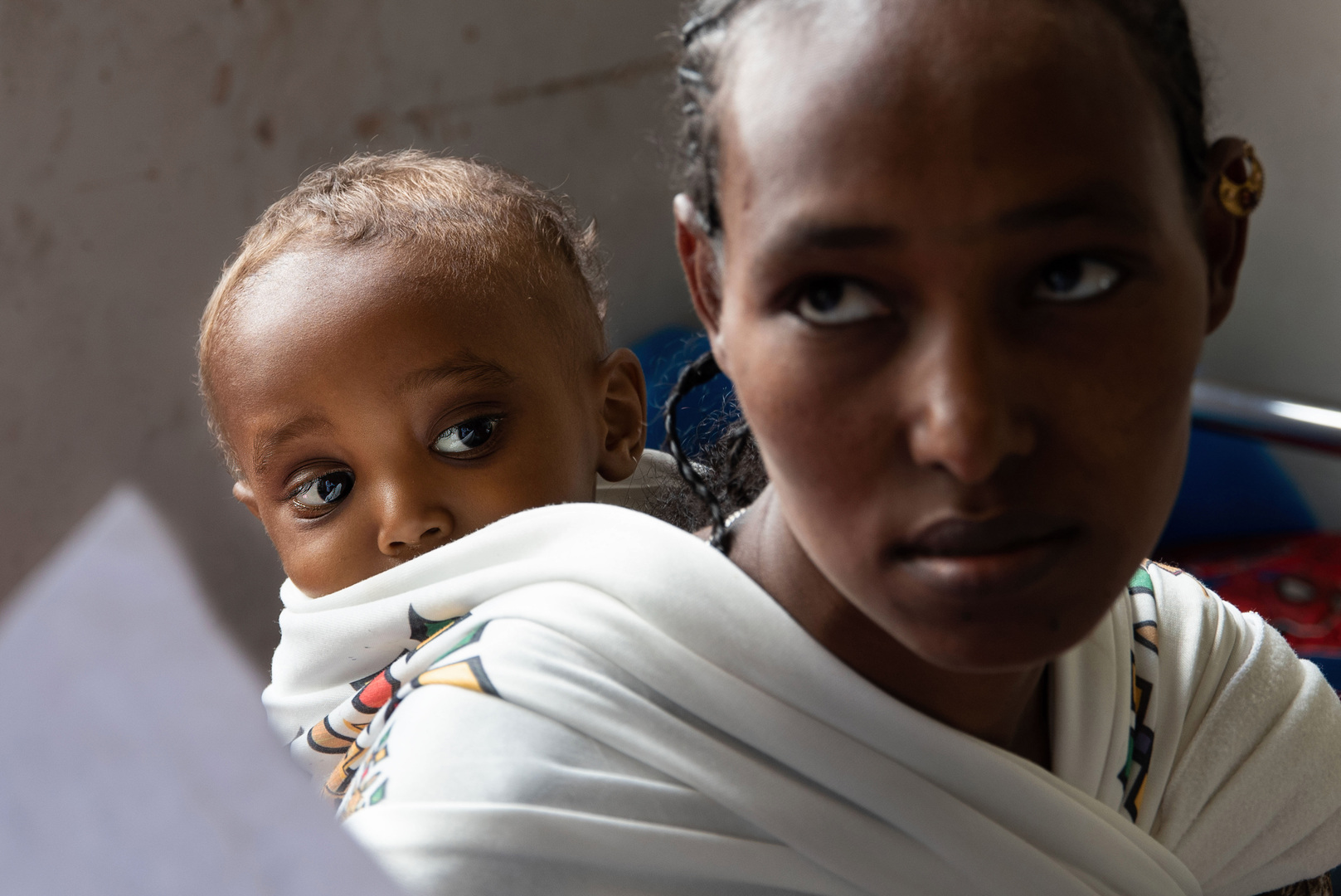 أم مع طفلها الذي يعاني من سوء التغذية - إقليم تيغراي في شمال إثيوبيا