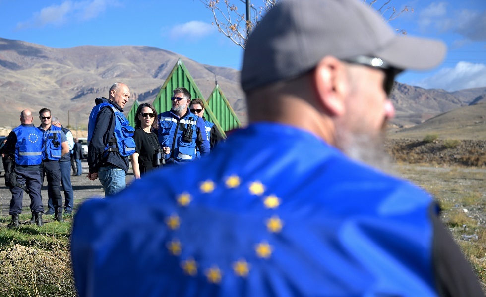وزيرة خارجية ألمانيا أنالينا بيربوك تزور مع بعثة الاتحاد الأوروبي في أرمينيا - قرب الحدود مع أذربيجان.