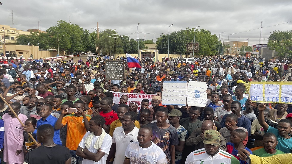 النيجر.. الآلاف يحتفلون بانسحاب القوات الفرنسية من البلاد (فيديو)