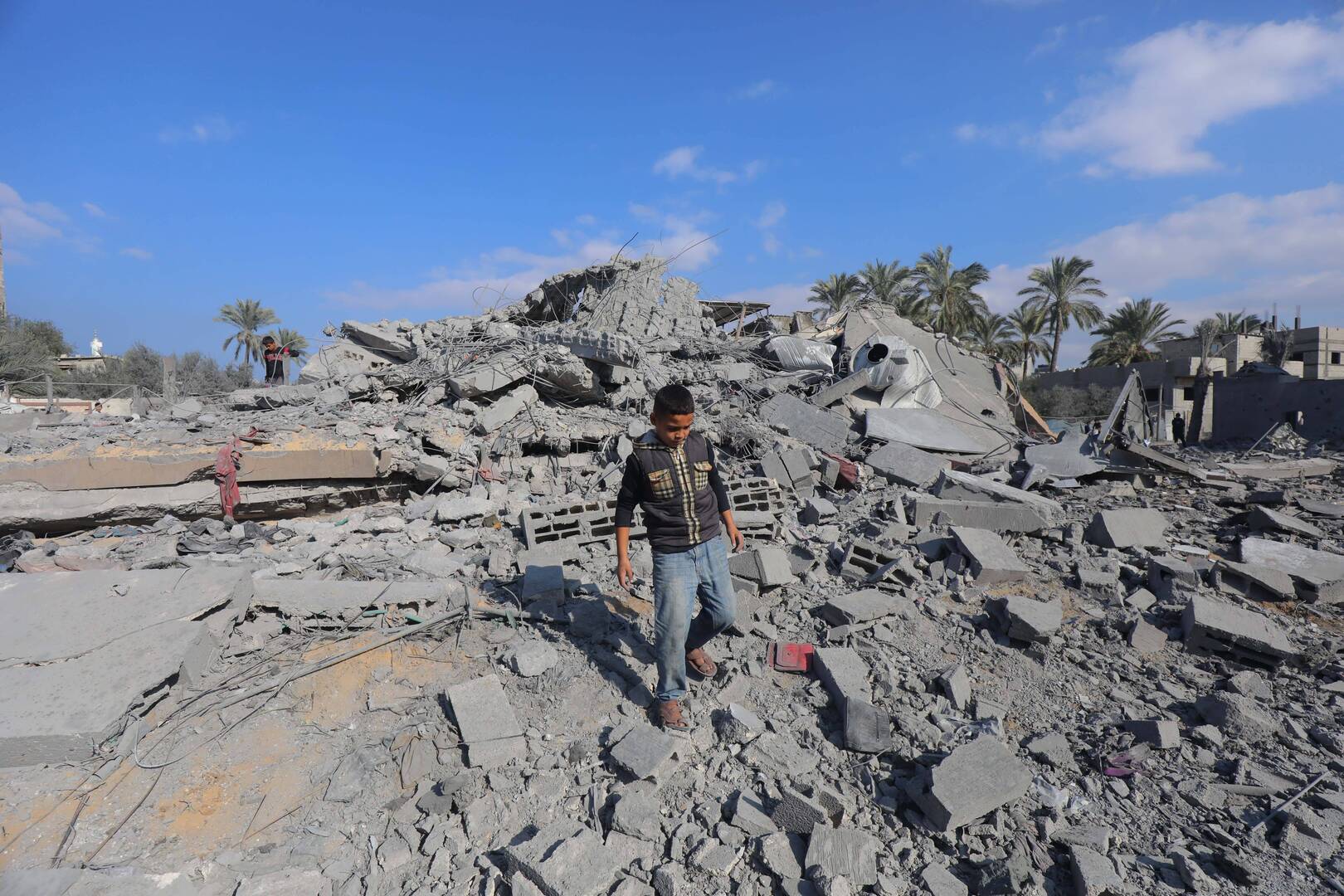 مراسلنا: تجدد الغارات الإسرائيلية في وسط وجنوب قطاع غزة واشتباكات عنيفة في خان يونس