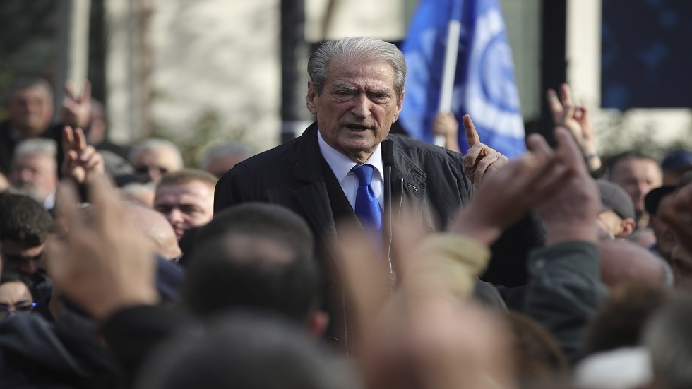 رئيس وزراء ألبانيا السابق صالح بريشا رهن الإقامة الجبرية