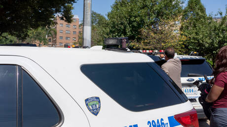 رجل يطعن أربعة من أسرة واحدة حتى الموت ويجرح شرطيين في نيويورك