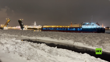تحرير سفينة شحن عالقة وسط ثلوج تغطي نهر نيفا في بطرسبورغ
