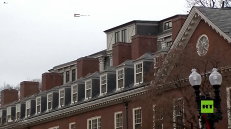 طائرة تحمل لافتة استفزازية معادية للسامية تحلق فوق جامعة 